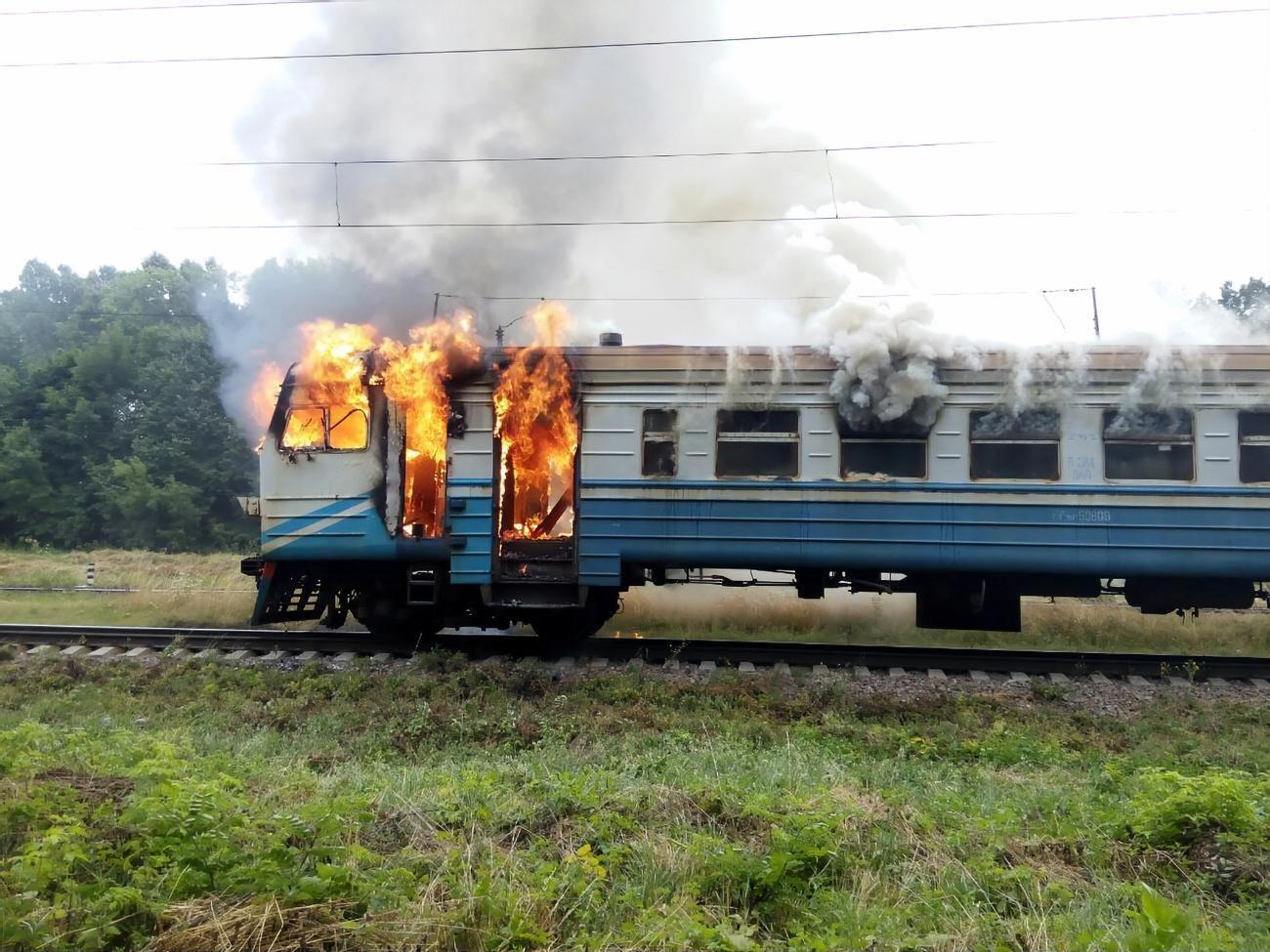 У Вінницькій області загорівся вагон електрички. Фоторепортаж