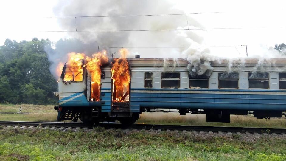 У Вінницькій області загорівся вагон електрички. Фоторепортаж