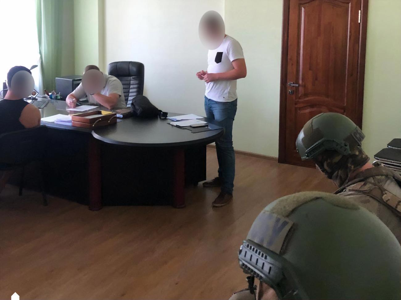 Обшуки пов'язані з імовірним правопорушенням, учиненим місцевим прокурором