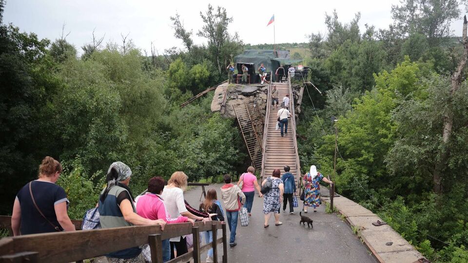 Автомобільний міст через Сіверський Донець у Станиці Луганській було зруйновано після зіткнення 19 березня 2015 року, на його місці спорудили тимчасовий дерев'яний міст