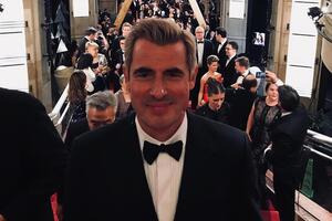 Банг виконує роль графа Дракули