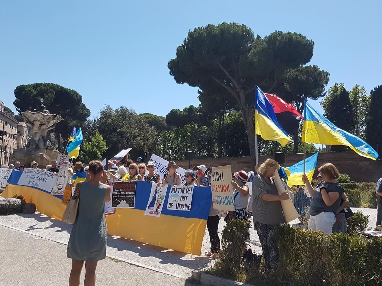 Учасники акції протесту прочитали молитву за загиблих українців