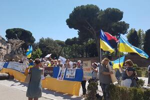 Учасники акції протесту прочитали молитву за загиблих українців