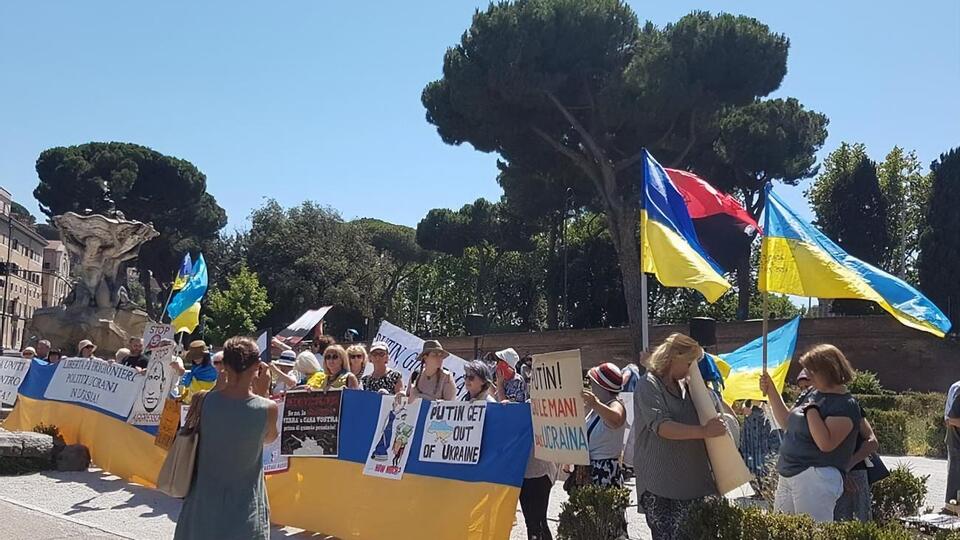Учасники акції протесту прочитали молитву за загиблих українців