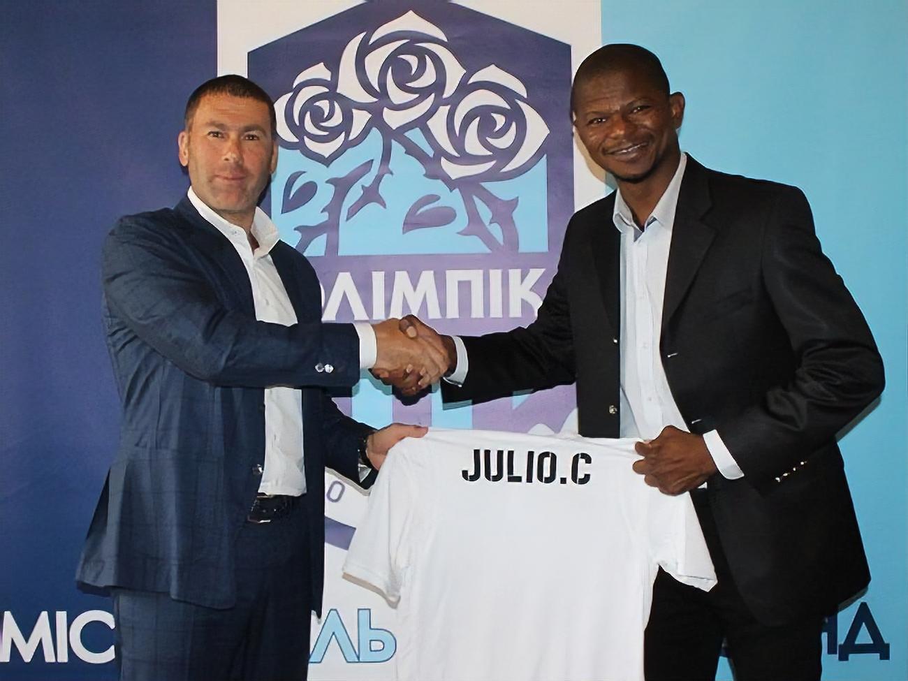 Жулио Сезар (на фото справа) почти сутки добирался до Киева