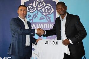 Жулио Сезар (на фото справа) почти сутки добирался до Киева