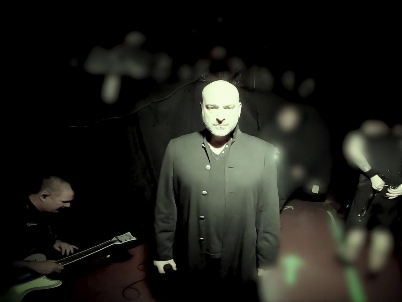 У ролику показано виступ Disturbed