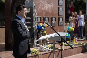 Зеленский: Я знаю, что именно благодаря волонтерам и активистам на этом месте был заложен мемориальный камень