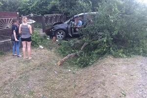 Водитель Mitsubishi Outlander не справился с управлением и съехал в кювет, где совершил наезд на девочку