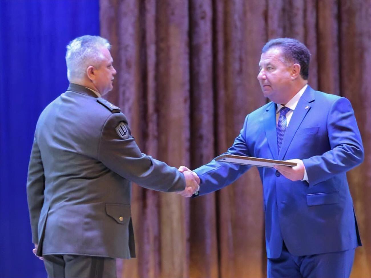 Полторак (праворуч) повідомив, що Палагнюк пройшов військовий шлях від командира взводу до начальника Головного командного центру ЗСУ