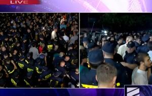 Вечером 7 июля на протестную акцию под телеканалом собралось около 200 человек