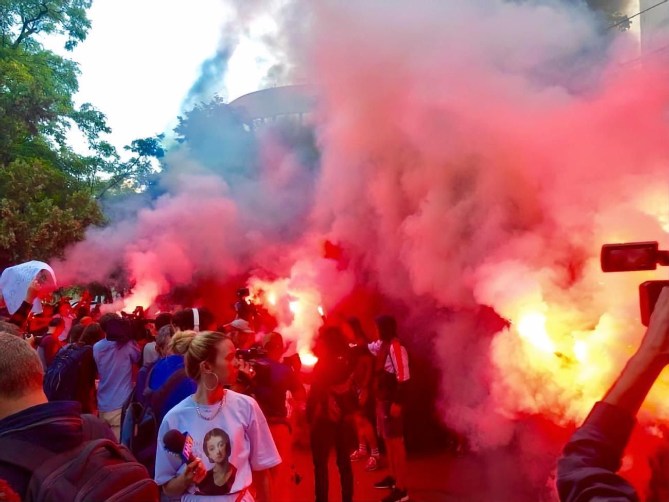 Учасники акції протесту біля офісу телеканала NewsOne запалили фаєри