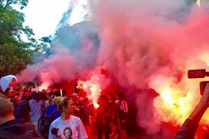 Учасники акції протесту біля офісу телеканала NewsOne запалили фаєри