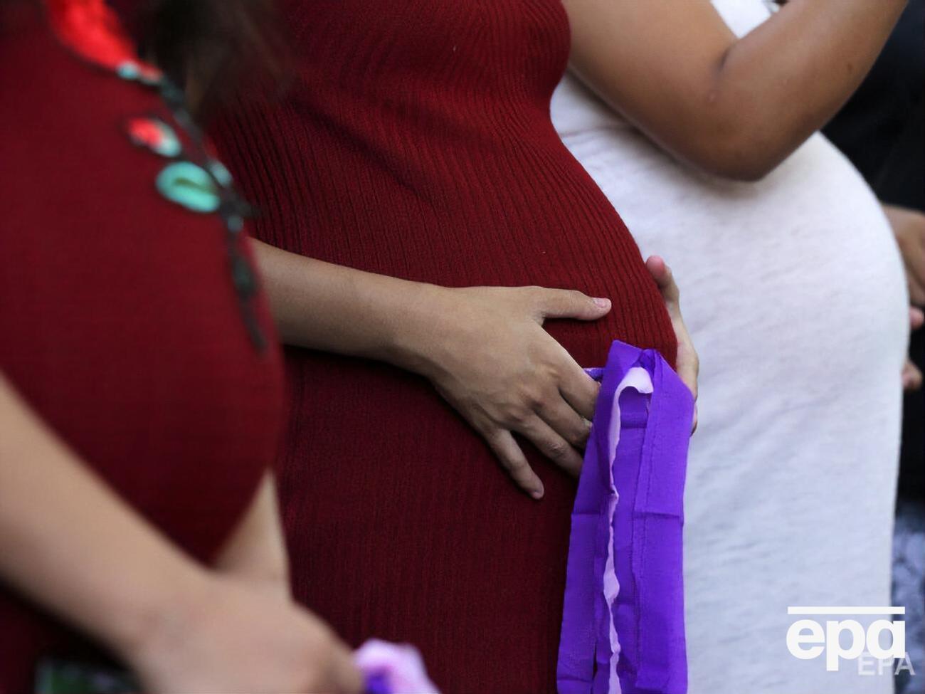 Пара передала опіку над немовлятами їхнім біологічним батькам, які також були клієнтами клініки з лікування безпліддя