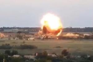 Після вибуху за кадром чути сміх