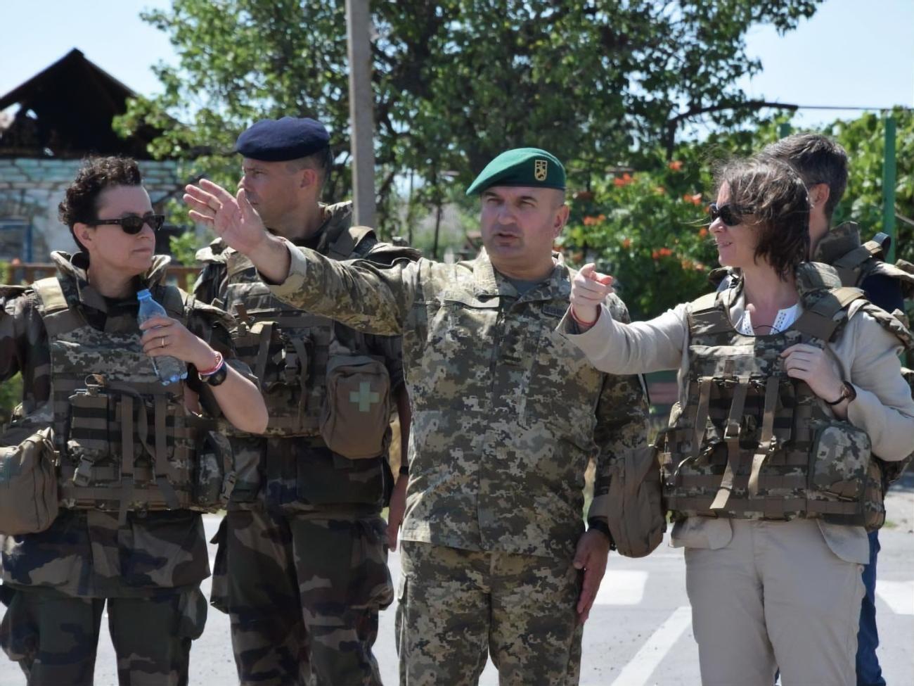 Посол Франции в Украине Дюмон приехала на Донбасс