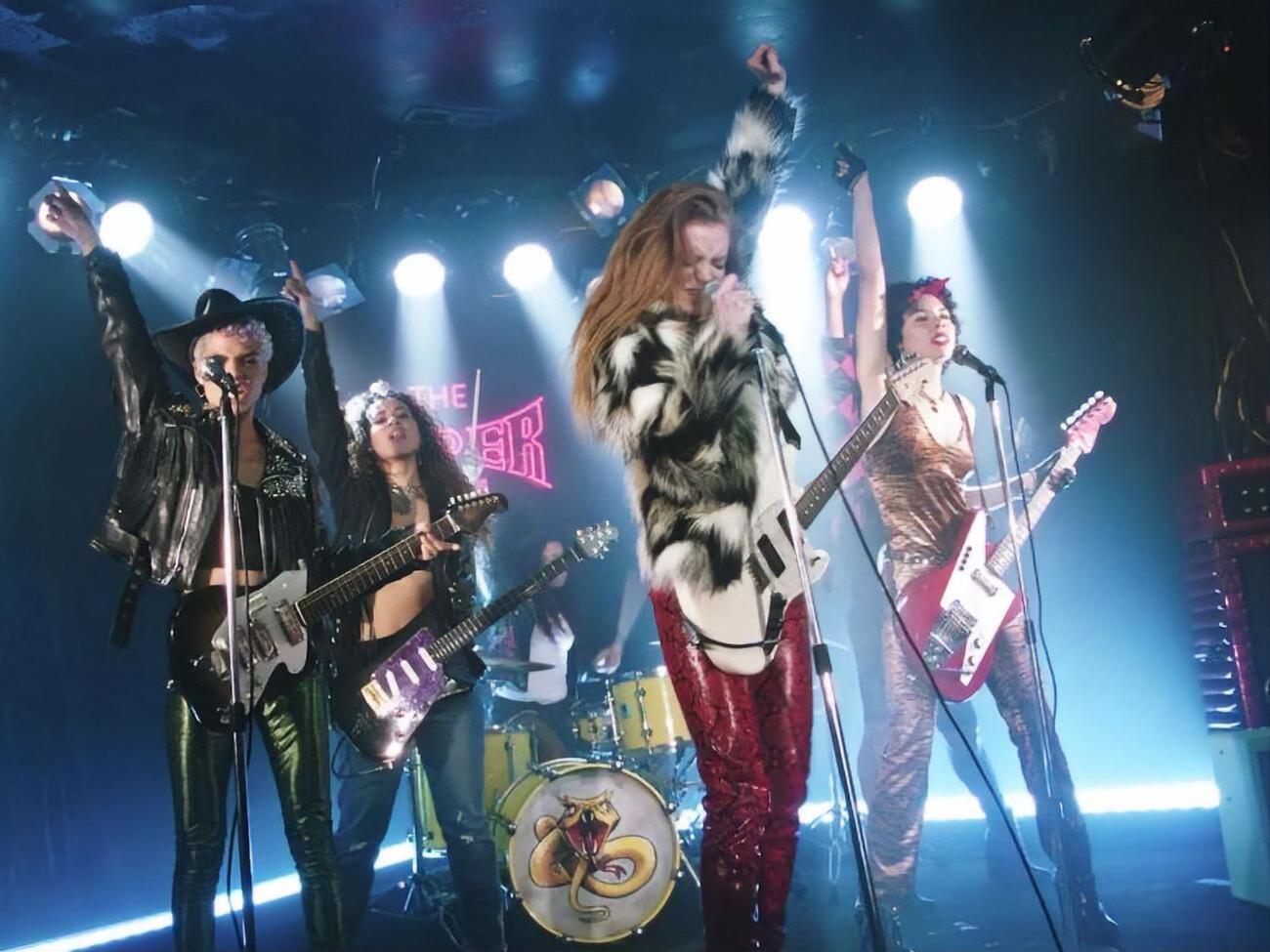 Виконавці постали у ролях учасниць жіночого колективу