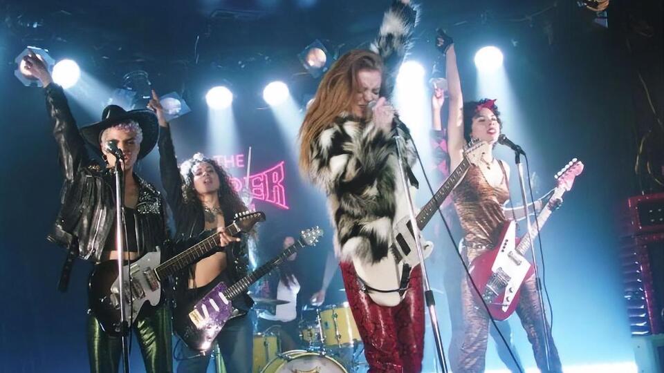 Виконавці постали у ролях учасниць жіночого колективу