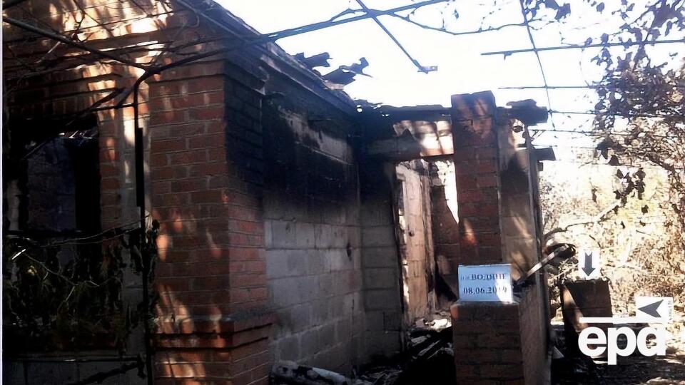 Здание сгорело после попадания снаряда