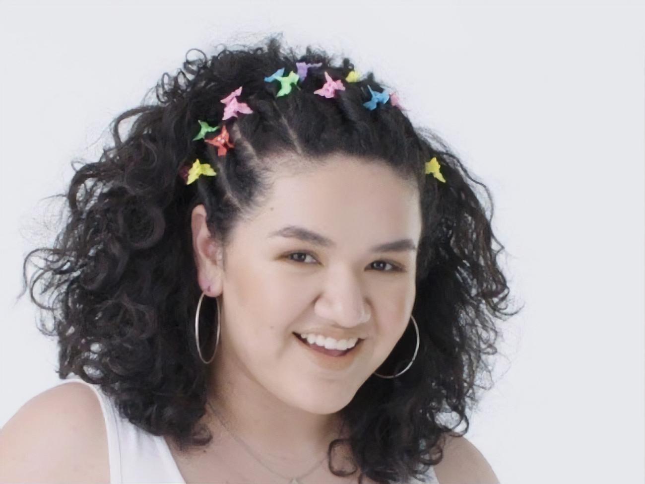 Модели показали характерные для каждого десятилетия украшения для волос