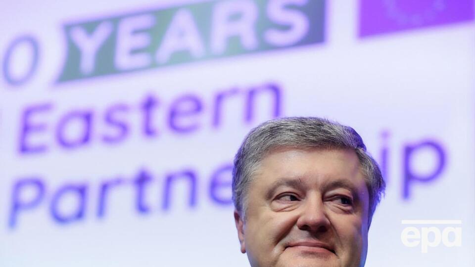 Порошенко: Президент Зеленский, как верховный главнокомандующий, имеет полное право решать, проводить парад или нет