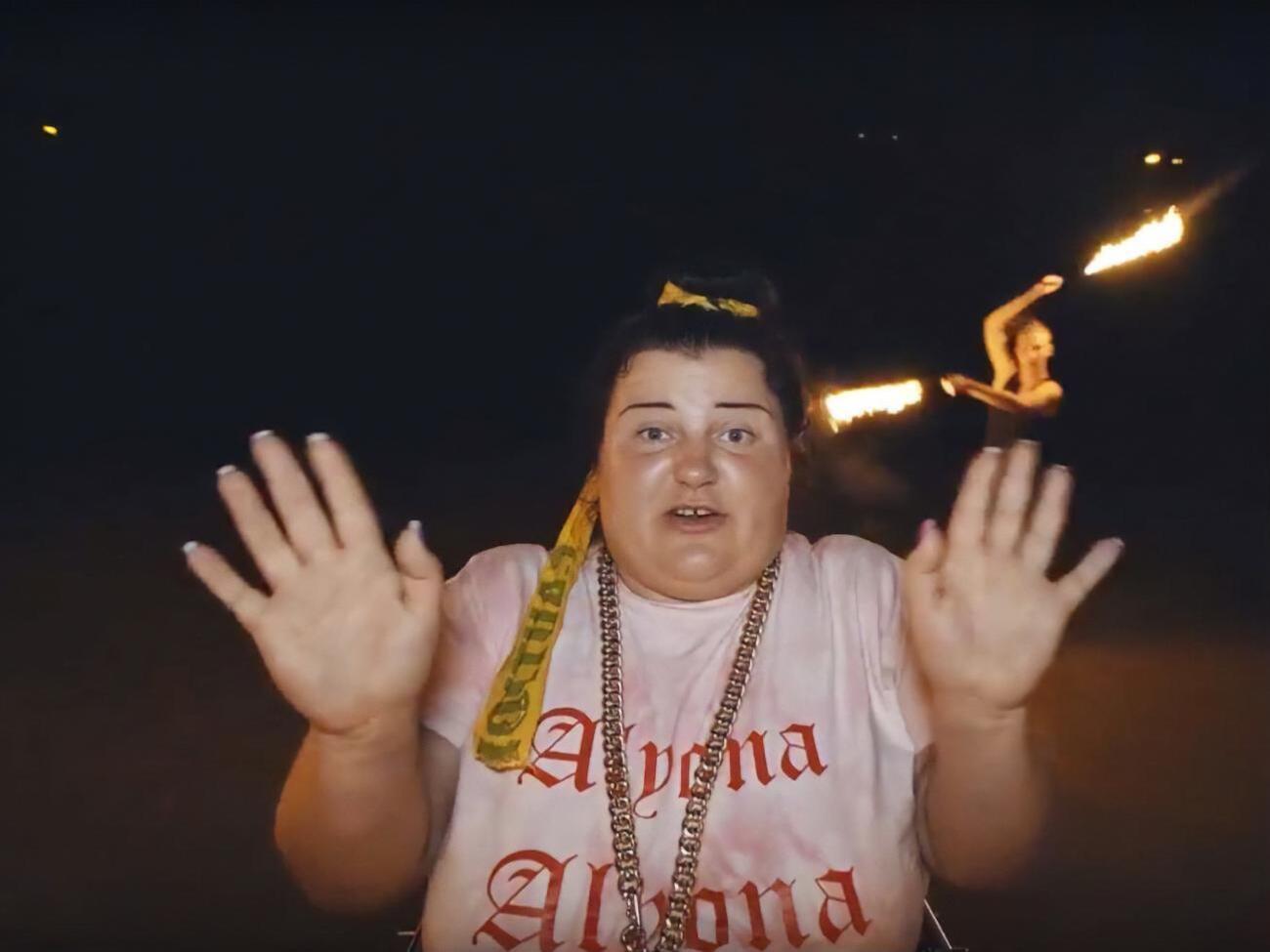 alyona alyona читає реп на тлі кадрів, що змінюються