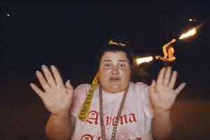 alyona alyona читає реп на тлі кадрів, що змінюються