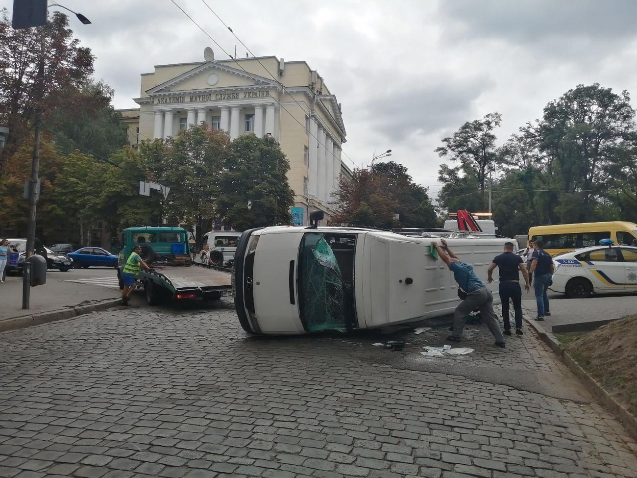 У маршрутку в'їхав автомобіль, водій якого намагався втекти від правоохоронців