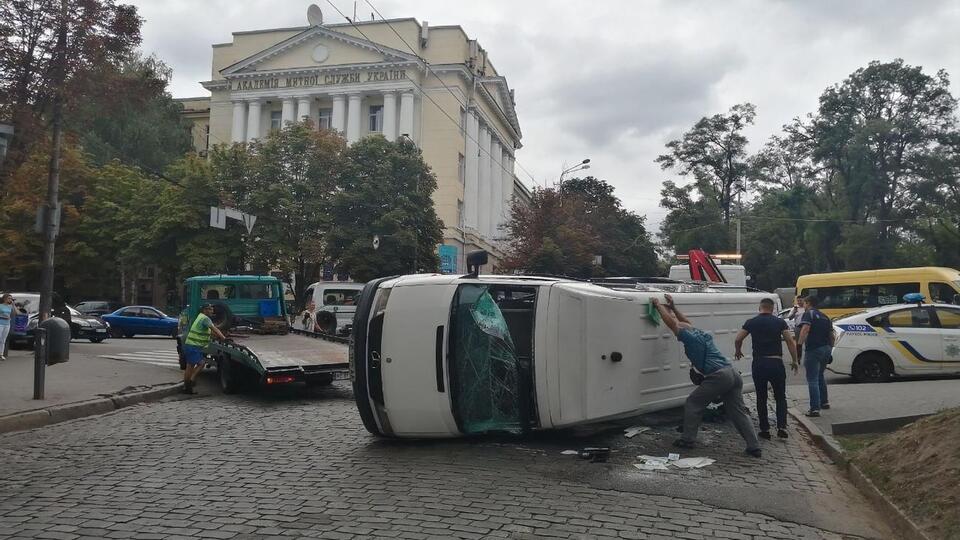 У маршрутку в'їхав автомобіль, водій якого намагався втекти від правоохоронців