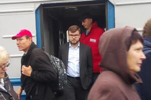 Кравцов (на фото в центрі): Поставив завдання зробити повний аудит процедур закупівель