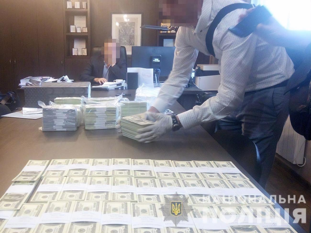 Гендиректора інституту затримали у службовому кабінеті
