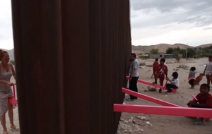 В стене на границе США и Мексики установили качели. Видео