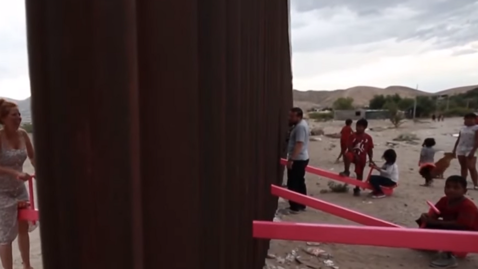В стене на границе США и Мексики установили качели. Видео