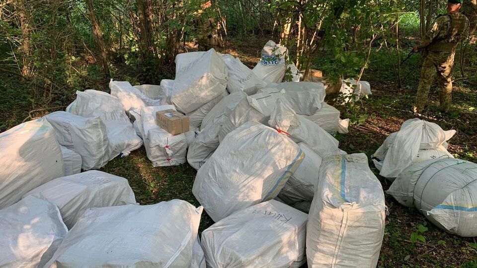 На місці події виявили 70 тюків із друкованою продукцією, автозапчастинами, поштовими відправленнями і взуттям