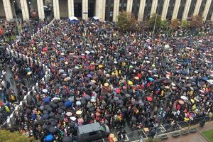 Многие все еще продолжают стоять в очереди, чтобы зайти на территорию, отведенную для акции