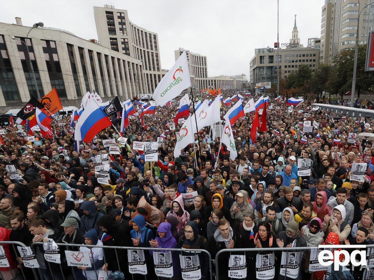 В Москве в санкционированной акции в поддержку оппозиционных кандидатов в Мосгордуму приняли участие около 49 тыс. человек. Фоторепортаж