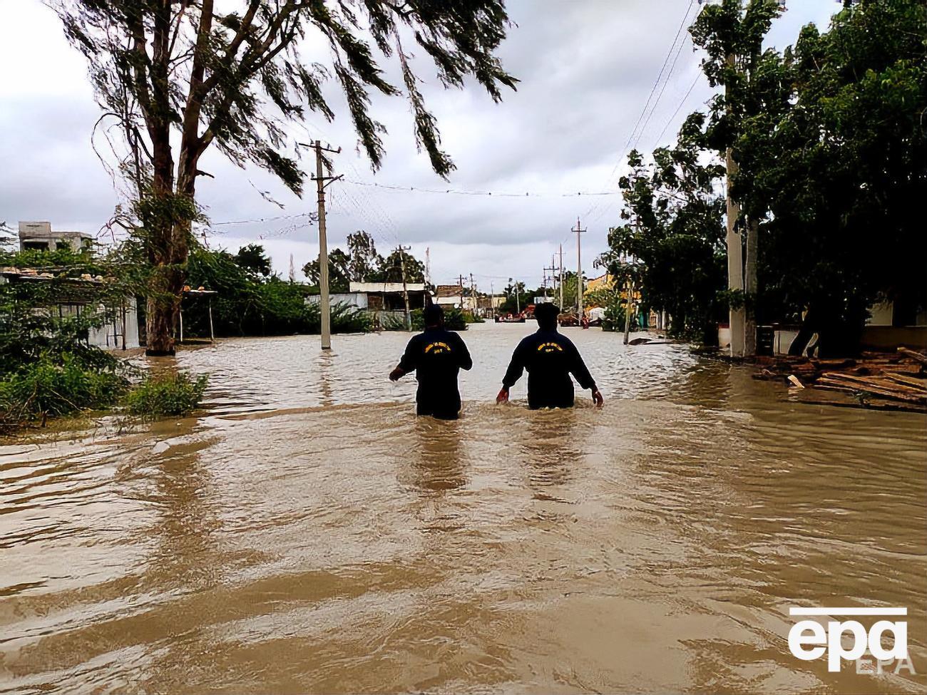 В Индии продолжают спасательную операцию после наводнения