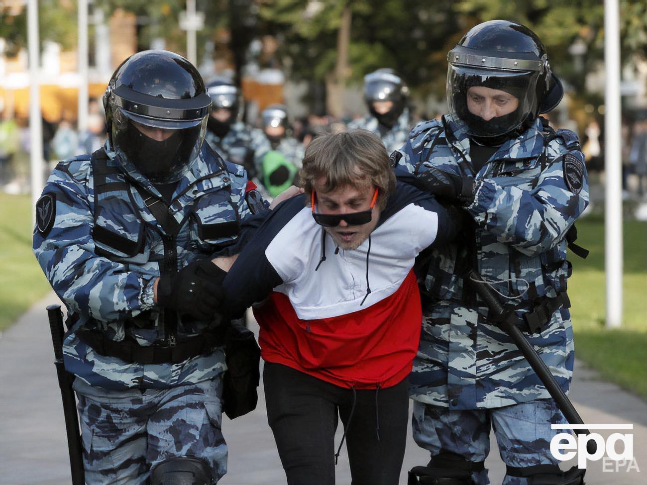 Журналисты сообщают, что полиция жестко действует по отношению к активистам