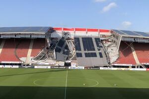 Так выглядит после урагана трибуна стадиона в Алкмаре