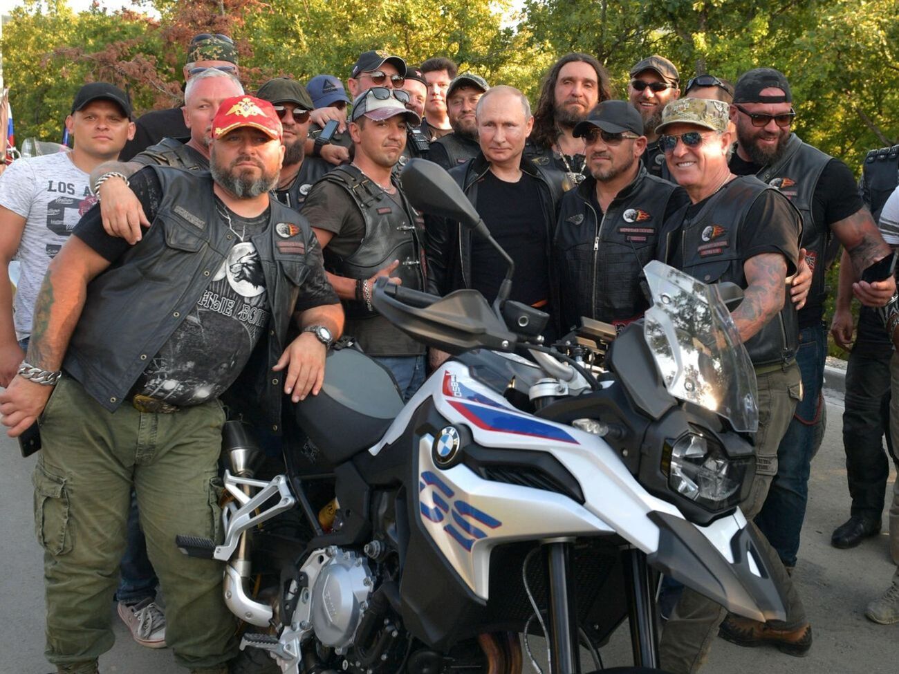 В Крыму Путин (на фото в центре) посетил байк-шоу