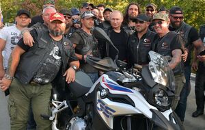 В Крыму Путин (на фото в центре) посетил байк-шоу