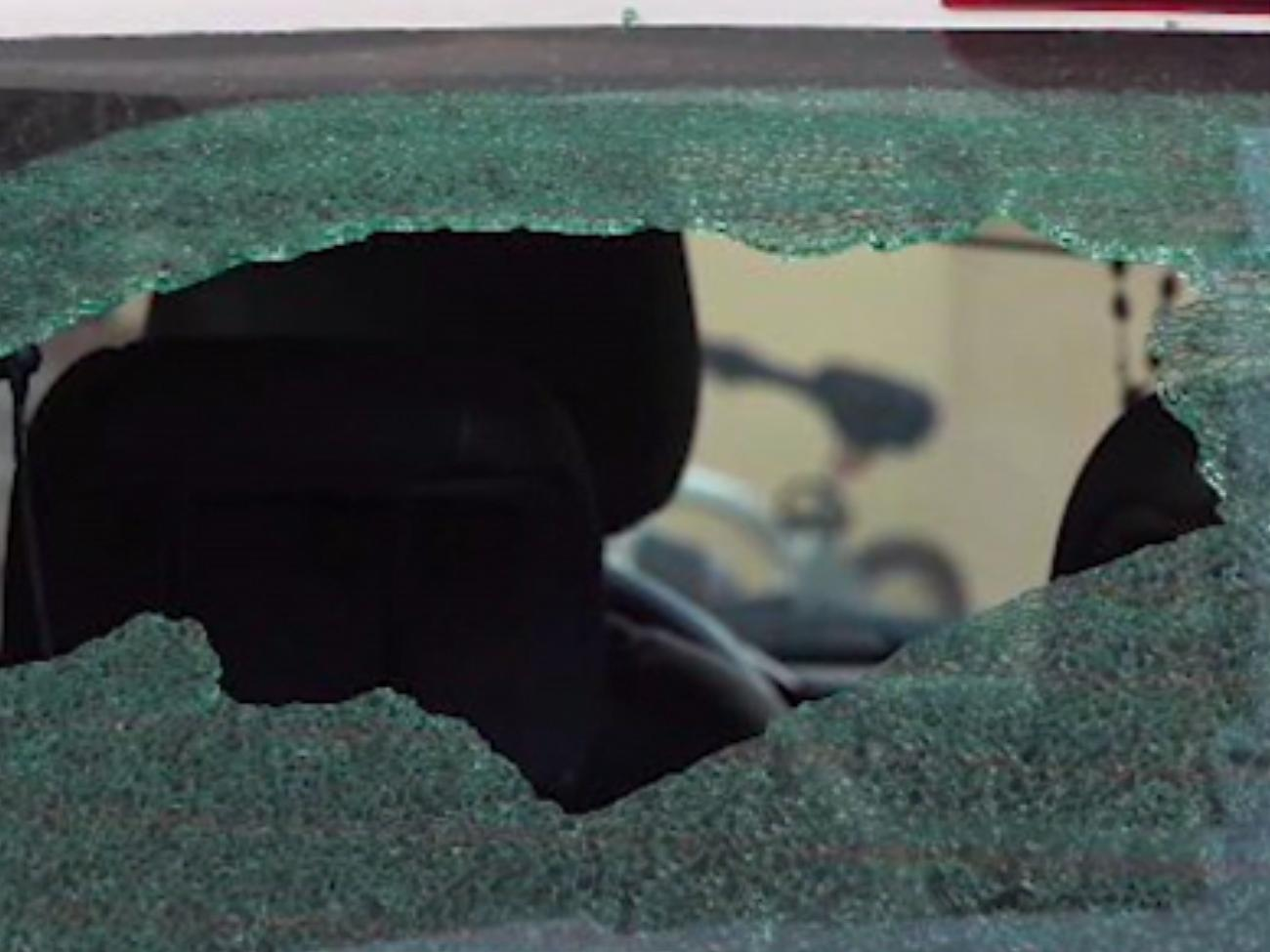 Крупные фрагменты самолета разбивали стекла в припаркованных автомобилях