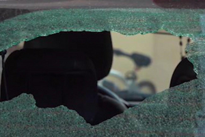 Крупные фрагменты самолета разбивали стекла в припаркованных автомобилях