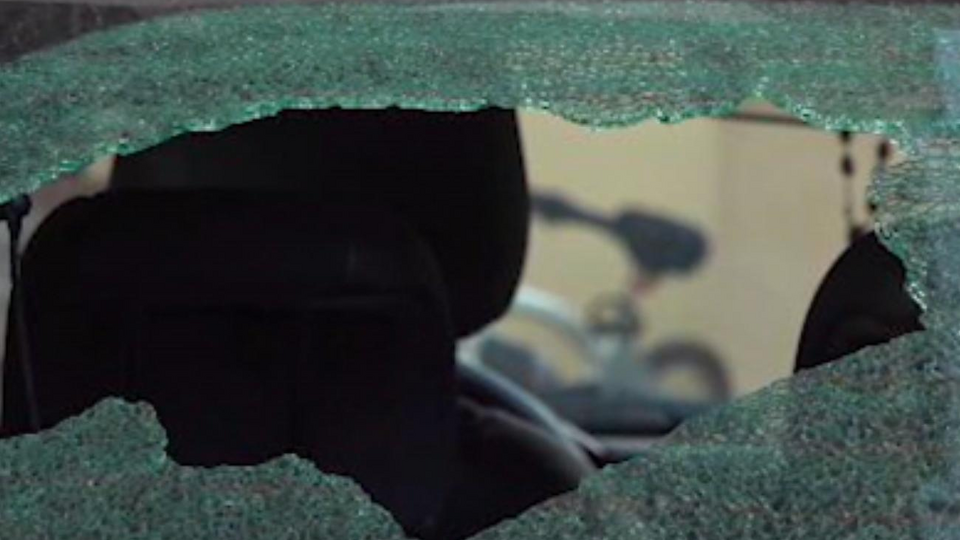 Великі фрагменти літака розбивали скло у припаркованих автомобілях