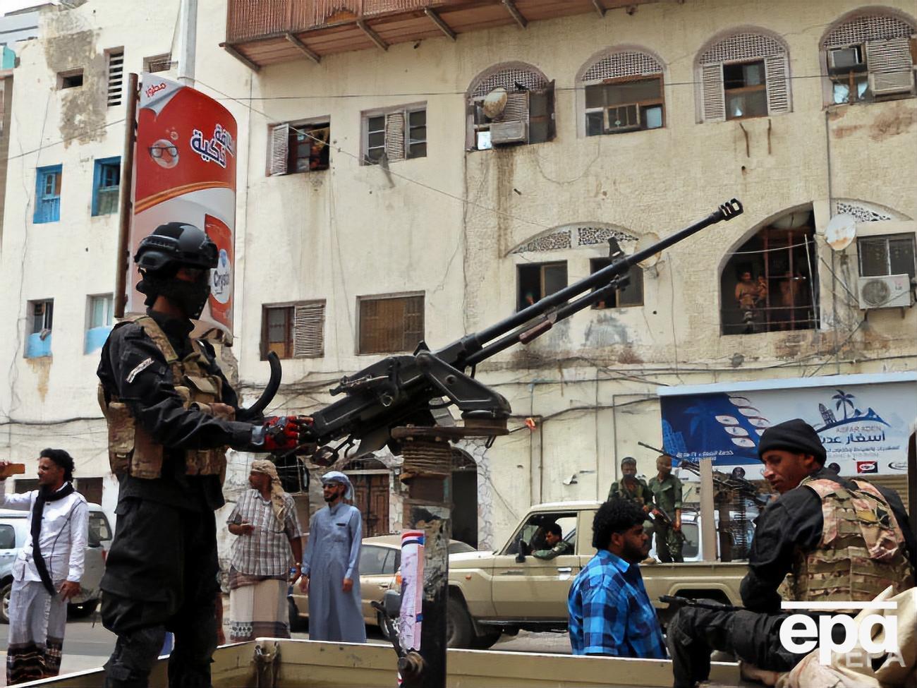 Сражения в Адене стали отражением разногласий между ОАЭ и Саудовской Аравией, пишет AP