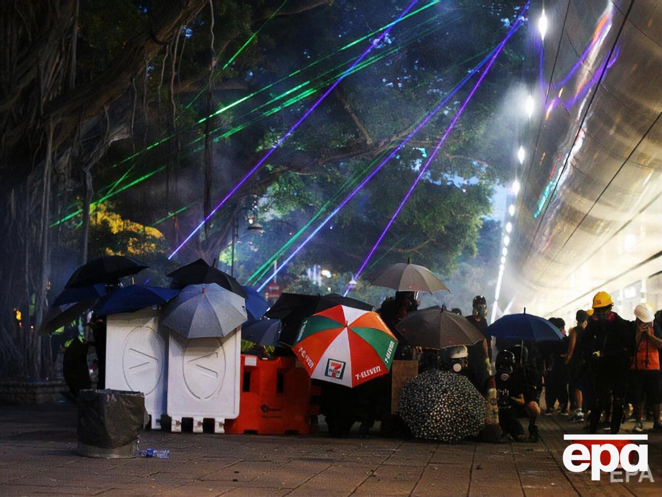 Протестувальники використовують лазери