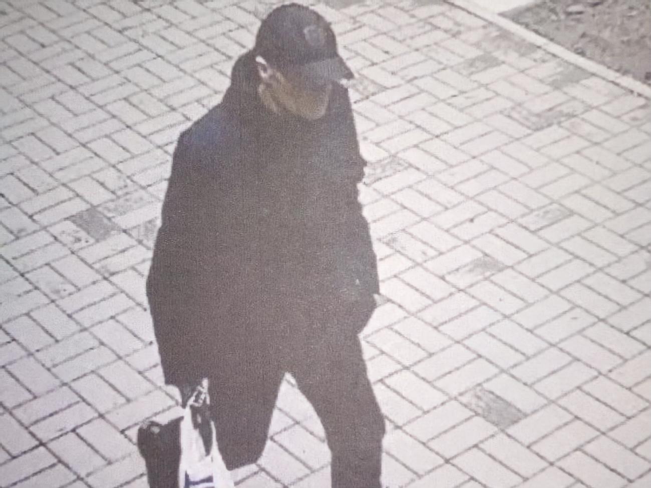 В июне Нацполиция опубликовала снимок с камеры наблюдения, снявшей предполагаемого убийцу Комарова