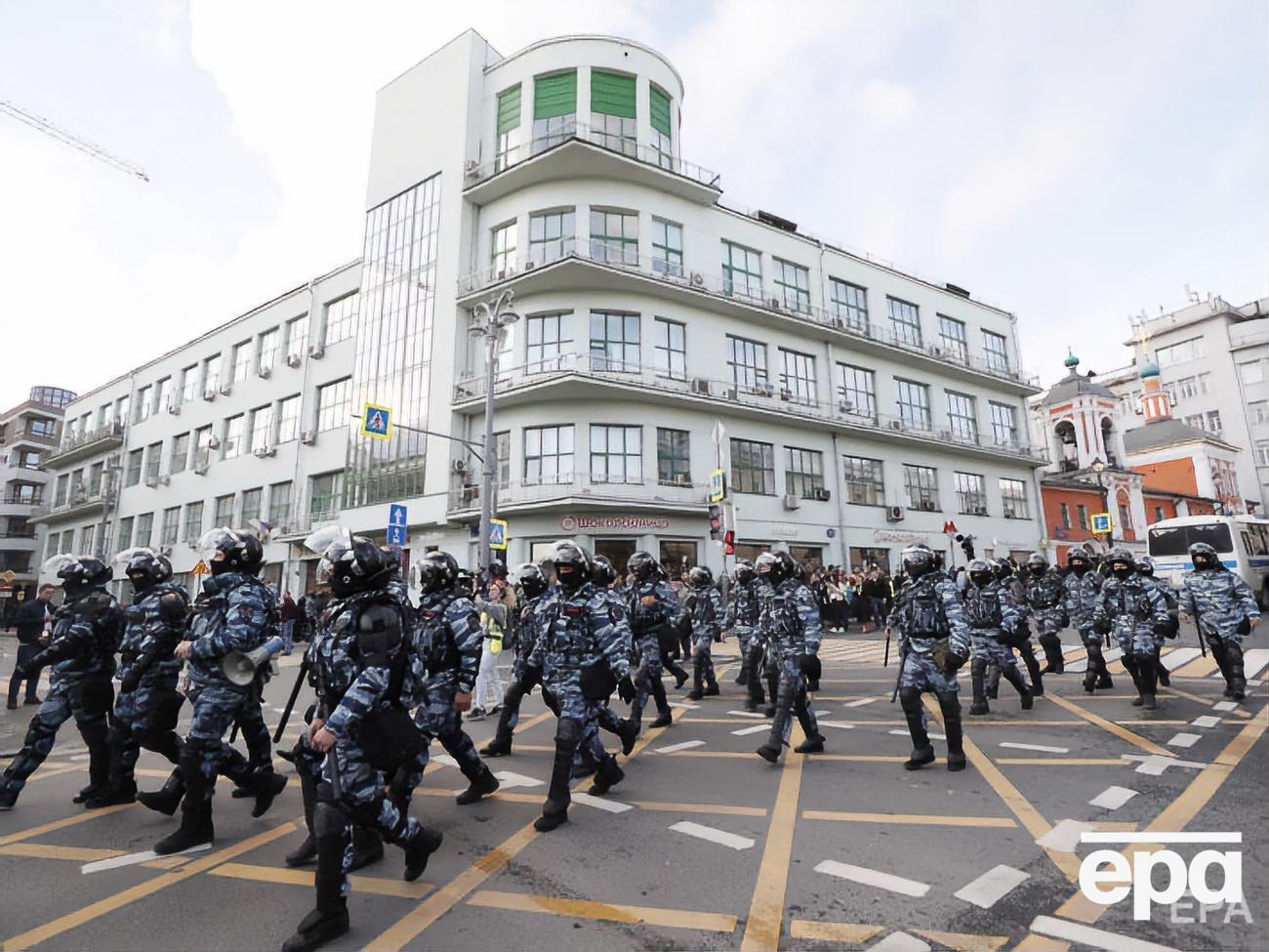 Baza пишет, что сами сотрудники МВД сообщили фамилию коллеги, избившего Сосновскую