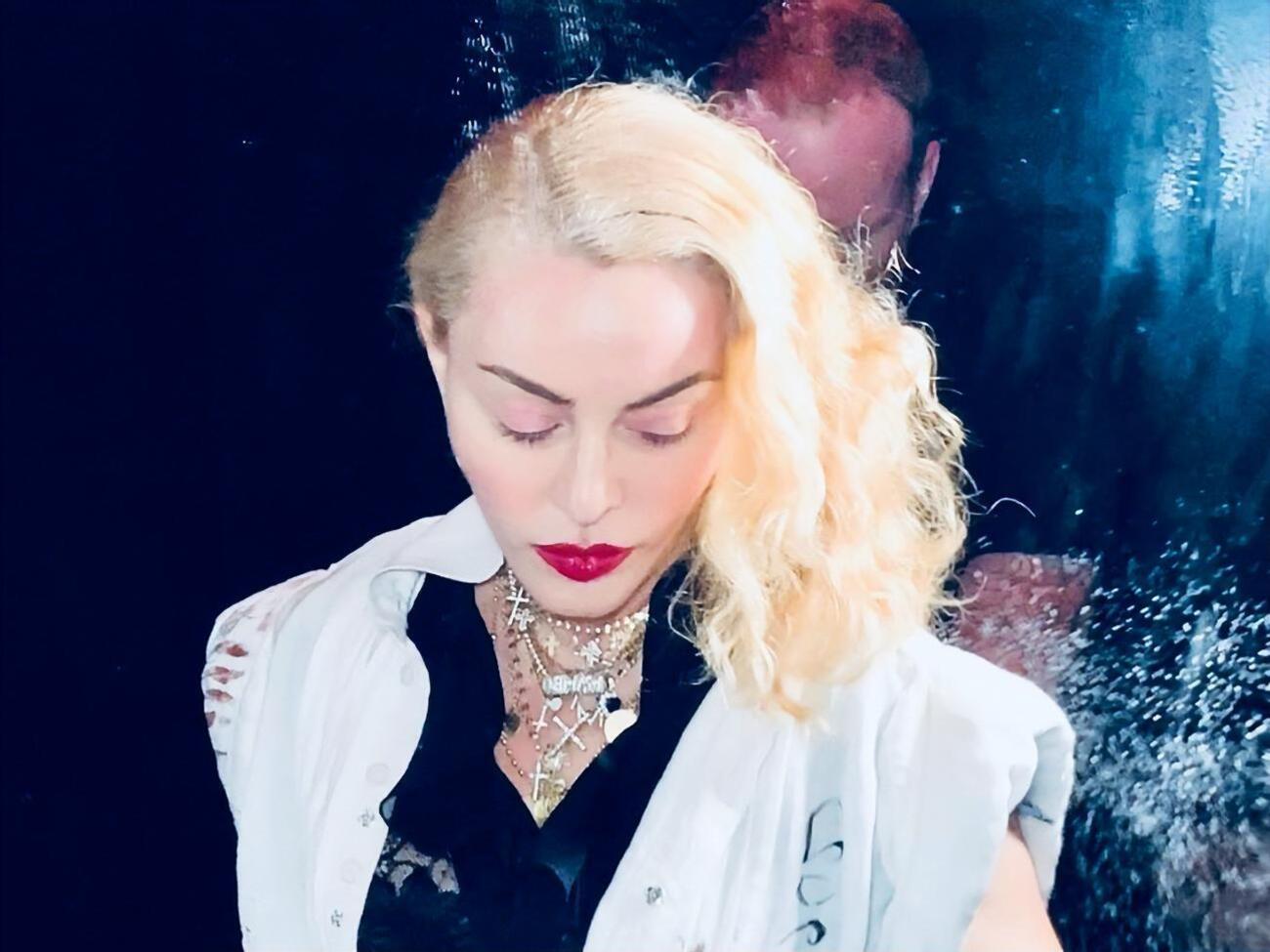 Мадонна: Мадам Ікс починає свій день катастрофою з рибальською сіткою!