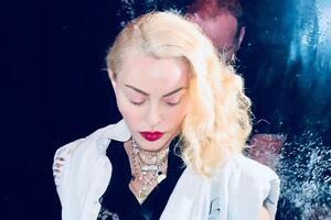 Мадонна: Мадам Ікс починає свій день катастрофою з рибальською сіткою!